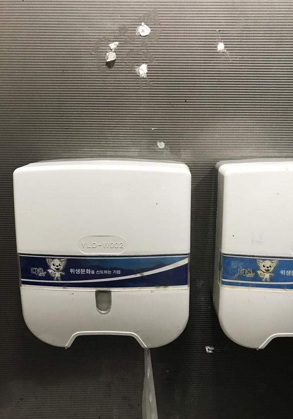 韩国偷拍有多可怕? 韩国记者用这些照片告诉你 暗洞无处不在