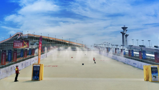 公益滑雪季恰逢酷热 17滑四季滑雪场水雾送凉 公益滑雪季恰逢酷热 17滑四季滑雪场水雾送凉