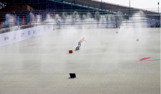 公益滑雪季恰逢酷热 17滑四季滑雪场水雾送凉 公益滑雪季恰逢酷热 17滑四季滑雪场水雾送凉